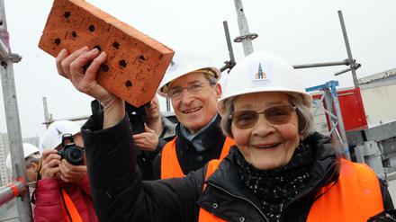 Die frühere Oberbürgermeisterin Brunhilde Hanke mit dem millionsten Ziegelstein für die Garnisonkirche.