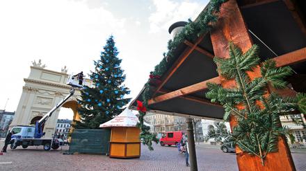 Die Weihnachtsmarktbuden stehen bereits in der Brandenburger Straße.
