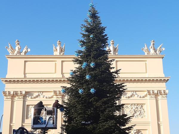 Am Sonntagmorgen wurde der Weihnachtsbaum am Brandenburger Tor geschmückt.
