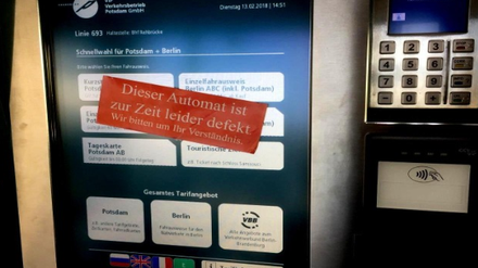 Diese Aufkleber kursieren derzeit in Potsdam. Doch die Automaten funktionieren trotzdem.