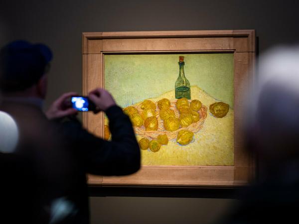 Zitronen und Flasche.  Heute wird die Ausstellung "Van Gogh. Stillleben" im Museum Barberini feierlich eröffnet.