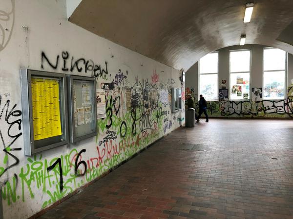 Überall Graffiti im Bahnhof Charlottenhof.