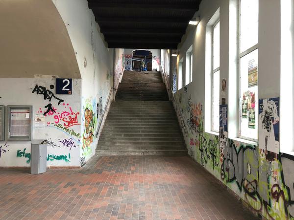 Die Stadt Potsdam soll außerdem überprüfen, wie gegen Vandalismus am Bahnhof Charlottenhof vorgegangen werden kann. 