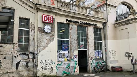 Vor allem die Fassade des Bahnhofs Potsdam-Charlottenhof verfällt zusehends.