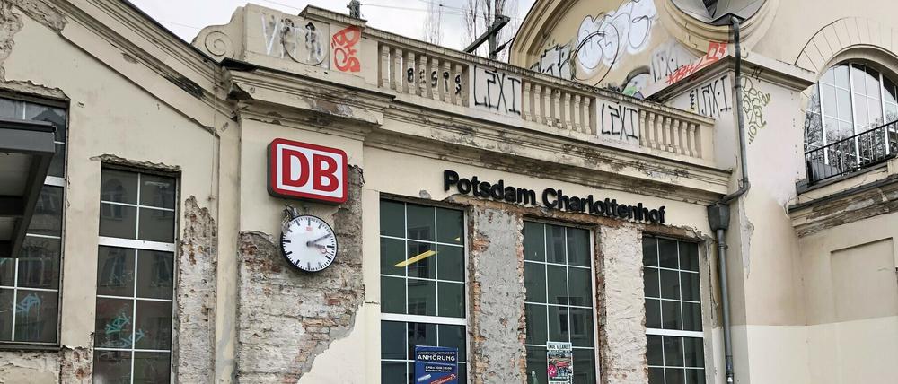 Vor allem die Fassade des Bahnhofs Potsdam-Charlottenhof verfällt zusehends.