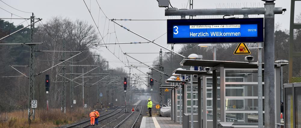 Wetterfest? Überdacht ist der neue rund 140 Meter lange Regionalbahnsteig am Bahnhof Griebnitzsee nur zum Teil. An anderer Stelle müssen es die Wartehäuschen richten. Insgesamt rund drei Millionen Euro wurden investiert.
