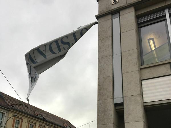 Auch am Mittag wehte in Potsdam ein kräftiger Wind - wie das flatternde Banner an der Wilhelmgalerie zeigt.