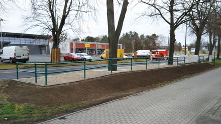 Bushaltestelle ohne Gehweg-Zugang in Groß Glienicke.