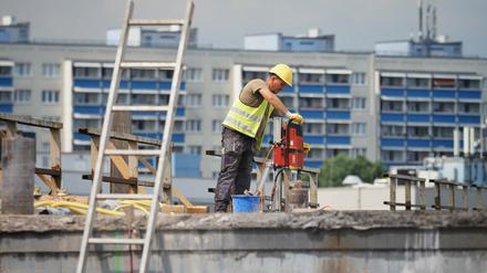 Ein Arbeiter bohrt auf der Baustelle der Hochstraßenbrücke. (Archivfoto)