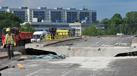 Ein Arbeiter geht auf der Baustelle der Hochstraßenbrücke.