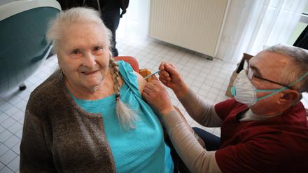 Piks gegen Corona. Die 86-jährige Rosemarie Gall gehörte zu den ersten Bewohnern der Potsdamer Heilig Geist Residenz, die sich am Montag gegen Corona impfen ließ.