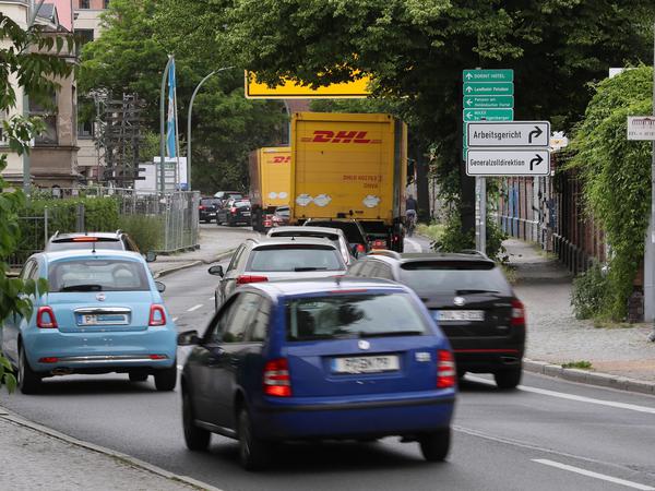 Ein gewohnter Anblick: Dichter Verkehr auf der Behlertstraße.