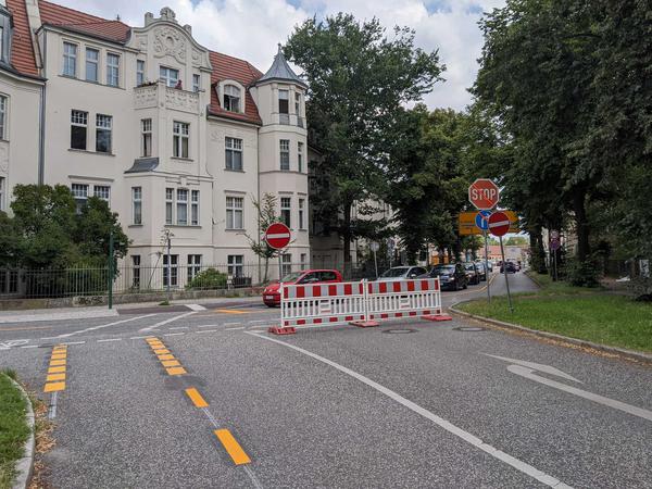 Wegen der Umleitungen rund um die Baustelle Behlertstraße ist die Gutenbergstraße eine Sackgasse.