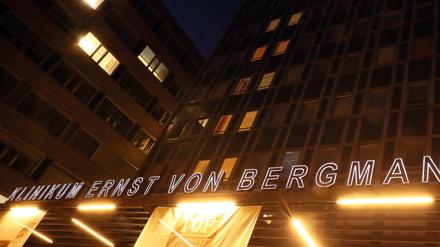 Das "Ernst von Bergmann"-Klinikum in der Abenddämmerung.