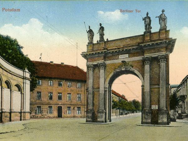 Um 1920 entstand dieses Foto des Berliner Tors, das 1952 abgerissen wurde. 
