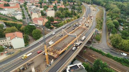 Dienstag wurde der Betonüberbau des ersten Brückenteils fertiggestellt.