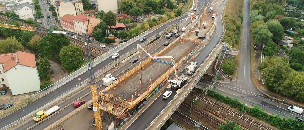 Dienstag wurde der Betonüberbau des ersten Brückenteils fertiggestellt.