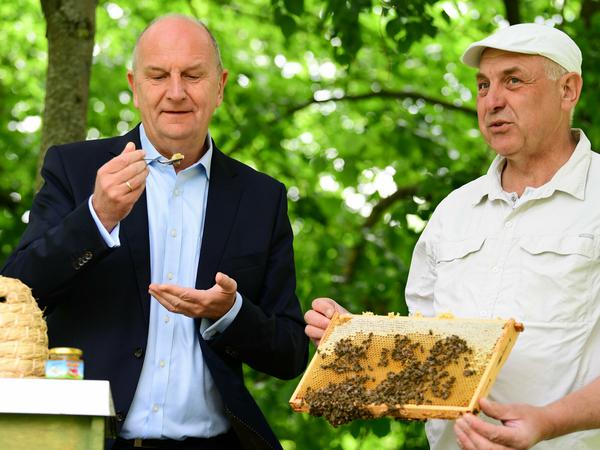 Ministerpräsident Dietmar Woidke (SPD) und der Imker Holger Ackermann auf dem Gelände der Staatskanzlei zur Eröffnung der Bienensaison. 