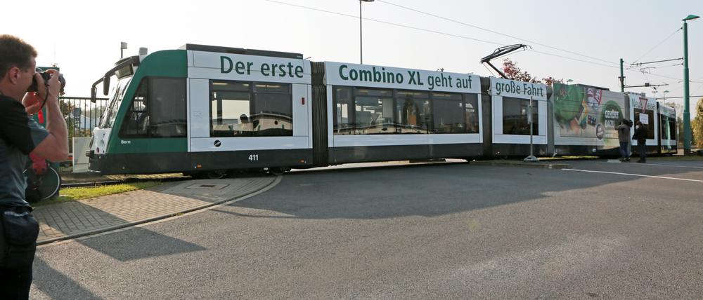 In die Combino-Bahnen sollen rund 246 Fahrgäste Platz finden.