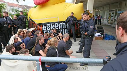 Die Polizei leitete nach der Anstreich-Aktion knapp 20 Ermittlungsverfahren ein. Im Hintergrund: Die gelbe Ente "Agatha" vom Stadtjugendring. Um sie gibt es jetzt Streit im politischen Potsdam.
