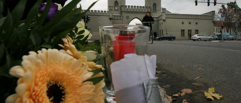 Blumen wurden für die verunglückte 19-jährige Radfahrerin an der Unfallstelle unweit des Nauener Tors in Potsdam abgelegt.
