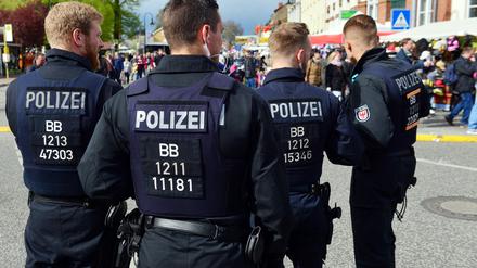 Hätte die Polizei die Veranstaltung sichern können? Ja, sagt Brandenburgs Innenminister Schröter. Der Streit um den richtigen Umgang mit der AfD-Jugend in Potsdam hält an.