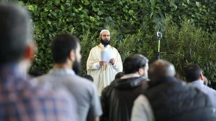 Zuletzt kamen einige Hundert Muslime zum Freitagsgebet in die Orangerie der Biosphäre Potsdam.
