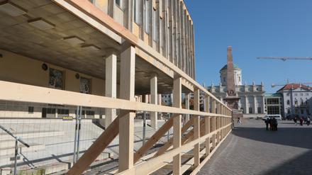 Holzzaun vor dem Gebäude der Fachhochschule: Der Fahrplan für den Abriss steht.