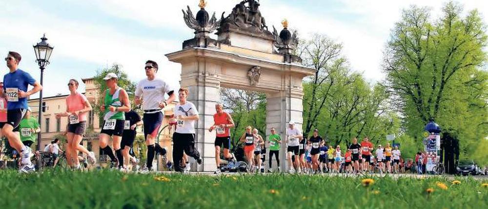 Läuferschlange. Nicht nur durch Potsdam zieht sich, wie beim rbb- oder Schlösserlauf, die Karawane der Sportler. In ganz Brandenburg finden Läufer nahezu an jedem Wochenende die Möglichkeit zum Wettstreit. Doch auch die Vereine in Potsdam verzeichnen immer höhere Mitegliederzahlen.