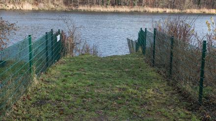 Kein Durchkommen: Der Uferweg am Griebnitzsee ist noch immer gesperrt.