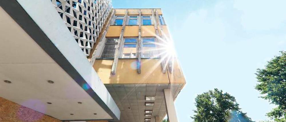 An der Fachhochschule in Potsdam soll im Oktober entschieden werden, was mit den 80 sichergestellten Fassadensternen der FH geschehen soll.