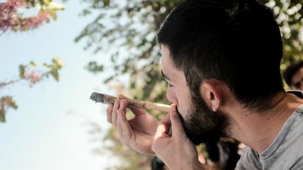 Am Welt-Cannabis-Tag werden Joints geraucht, obwohl es illegal ist.