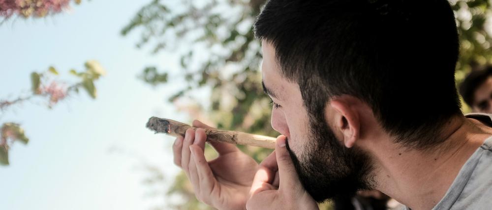 Am Welt-Cannabis-Tag werden Joints geraucht, obwohl es illegal ist.