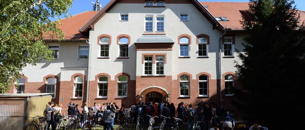 Flüchtlingsunterkunft in früheren Ministeriumsgebäuden in der Heinrich-Mann-Allee in Potsdam.
