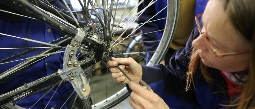 In der Fahrradwerkstatt des ADFC wird Radlern Hilfe zur Selbsthilfe geboten, ehrenamtlich.