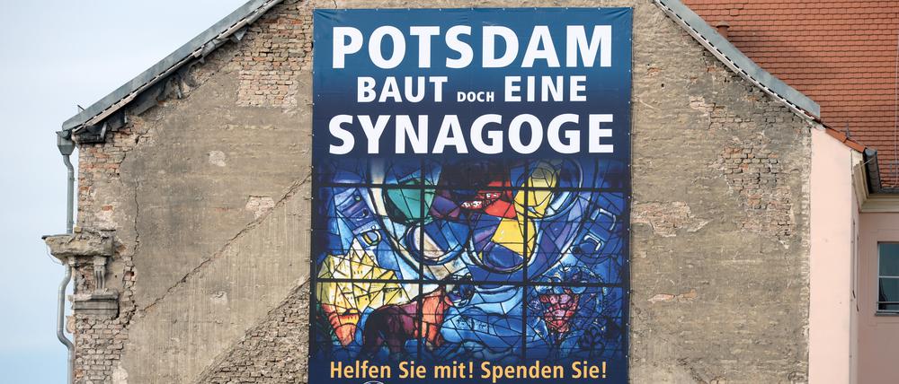 "Potsdam baut doch eine Synagoge" - Dieses Plakat wirbt seit Februar 2015 für den Synagogenbau.