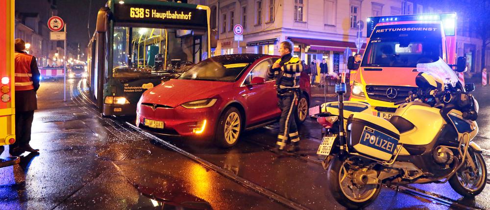 Nach einem Unfall in der Innenstadt in Potsdam wird der Verkehr umgeleitet.