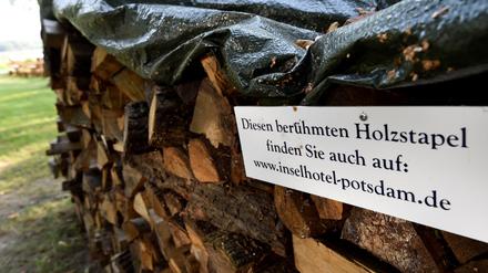 Die Stadt hat gegen angeblich falsche Aussagen über den Holzstapel hinter dem Inselhotel in Potsdam geklagt. Doch sie musste die Klage am Landgericht Berlin zurückziehen.