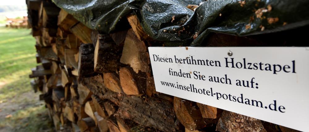Die Stadt hat gegen angeblich falsche Aussagen über den Holzstapel hinter dem Inselhotel in Potsdam geklagt. Doch sie musste die Klage am Landgericht Berlin zurückziehen.