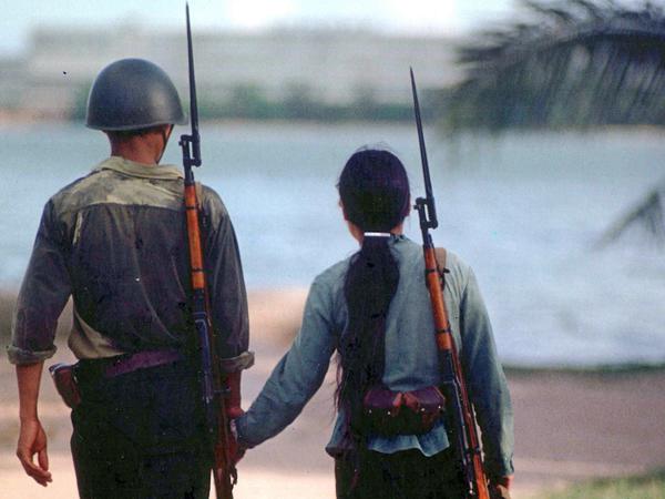 Liebe im Krieg. Bewaffnet spaziert im Jahr 1969 ein junges Paar in Hanoi durch einen Park, fotografiert von Thomas Billhardt.