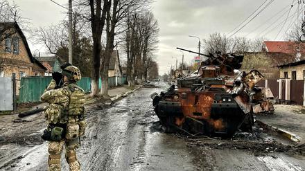 Im Kiewer Vorort Butscha werden nach dem Abzug der russischen Truppen Kriegsverbrechen an der Bevölkerung untersucht.