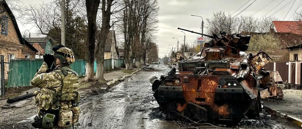 Im Kiewer Vorort Butscha werden nach dem Abzug der russischen Truppen Kriegsverbrechen an der Bevölkerung untersucht.