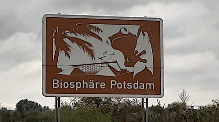Hinweisschild auf der Autobahn zur Biosphäre Potsdam.