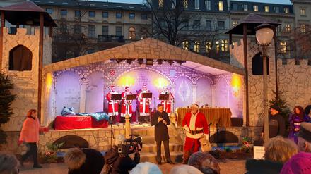 Oberbürgermeister Mike Schubert (SPD, l.) hat am Montag den "Blauen Lichterglanz" in Potsdam eröffnet.