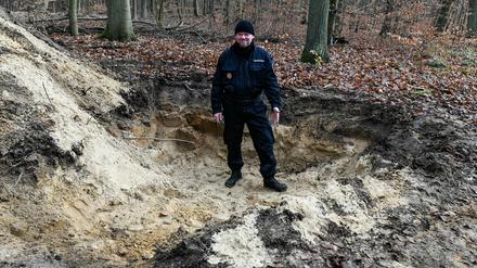 Nach der erfolgreichen Sprengung: Sprengmeister Mike Schwitzke im Krater.