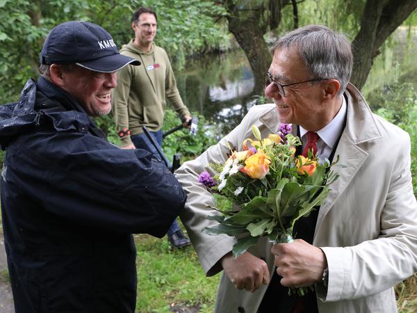 Zum Schluss gab es Blumen: Potsdams Bürgermeister Burkhard Exner (rechts) bedankt sich bei Sprengmeister Mike Schwitzke.