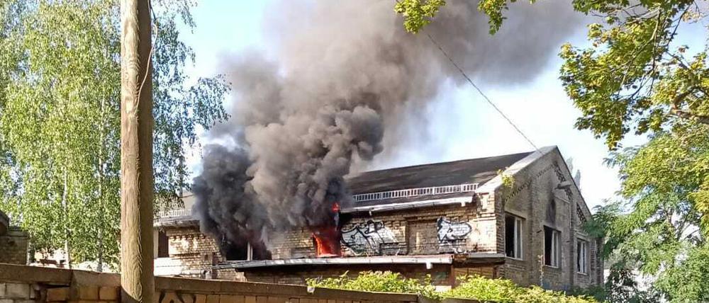 In dem Dachstuhl brannte es am Sonntag, am Montag stand ein Teil eines Nachbargebäudes in der Glasmeisterstraße in Flammen. 