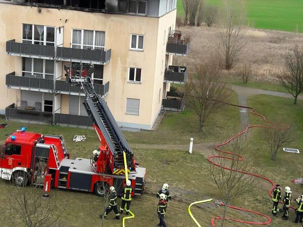 "Wir haben die Brandbekämpfung über die Drehleiter und über das Treppenhaus durchgeführt“, twitterte die Potsdamer Feuerwehr.