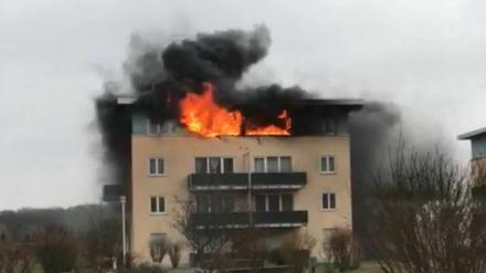 Es brannten zwei Wohnungen im 4. Obergeschoss eines Mehrfamilienhauses in Fahrland. 