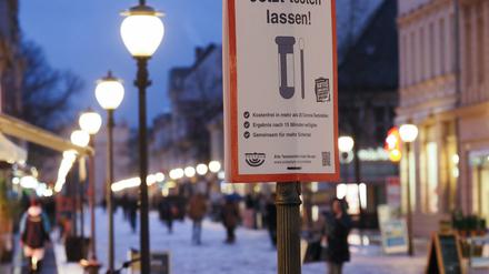 Ein Plakat "Jetzt testen lassen!"· hängt in der Brandenburger Straße an einem Laternenmast.